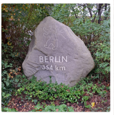Berliner Meilenstein in Plön © Moni Fischer
