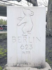 Foto: KUNZ - Ein Bär im Platanenhain: Am Berliner Platz steht ein Meilenstein, der die Entfernung in die Hauptstadt anzeigt.