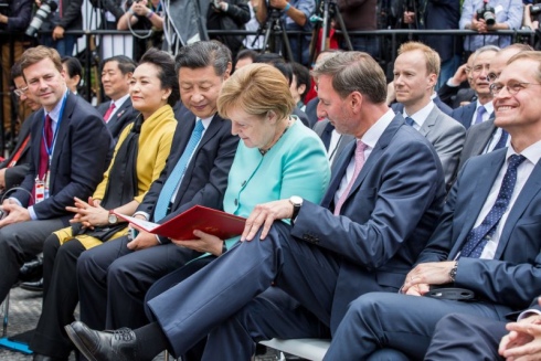 Staatspräsident Bundeskanzlerin Zoodirektor begutachten Panda Zuchtbuch © Zoo Berlin