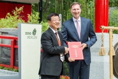 Übergabe Zuchtbuch Eröffnung Panda Garden © Zoo Berlin