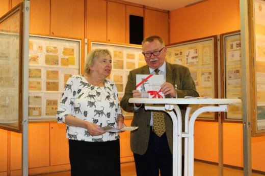 Herr Pz 1. Vorsitzender BSV & Frau Junge Vorsitzende Berliner Benfreunde erreicht das Gastgeschenk Foto  Dr. Klaus-Dieter Schult