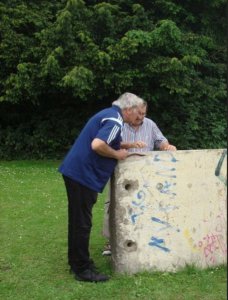 Berliner Mauerstk in Ahlen Dieter Massin und Gther Graumann bestaunen ein Stk der Berliner Mauer