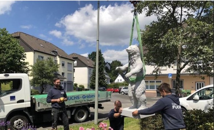 Ganz vorsichtig wurde der neue B auf den Sockel gesetzt. Er ist dem Original zum Verwchseln nlich. Foto - Arnold