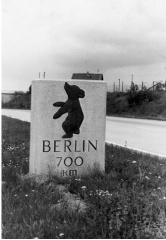 Bild 1 Berliner Kilometerstein auf der A8, Fahrtrichtung Karlsruhe 1960 (Quelle und Fotograf unbekannt)