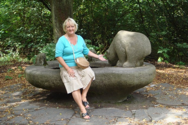Florentine Bredow mit Bärenbrunnen am Teufelssee © Christa Junge