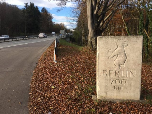 Bild 3 Meilenstein von 1954 am Original-Standort - Parkplatz Teisenberg an der Autobahn Salzburg - Mchen