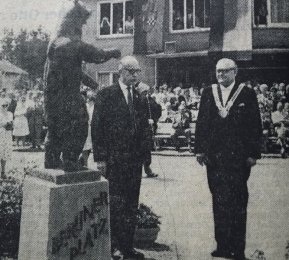 BEZIRKSBGERMEISTER Wegner mit Mikrophon und Bgermeister Fritz Eschmann bei der Enthlung in der Mitte des Berliner Platzes auf dem Hepel  Oberbergische Volkszeitung 18.6.1963