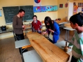 Bildhauerworkshop an der Hermann-Boddin-Grundschule. Hier haben Christoph Gramberg und  Schüler Bankplatten für einen kleinen Platz vor der Volkshochschule in der Boddinstraße gefertigt