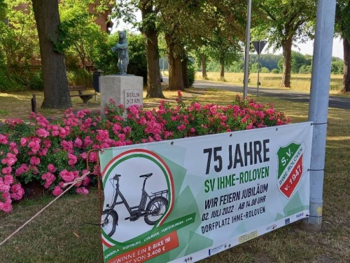 75 Jahre SV Ihme-Roloven, ein Grund zum Feiern, Plakat & Bär Foto © Frau Wiesen20220629_082842