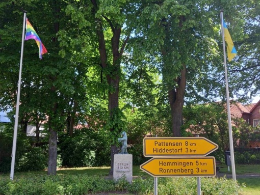 Ihme-Roloven,  Berliner Bär und Flaggen Unkraine & Regenbogen Foto © Frau Wiesen