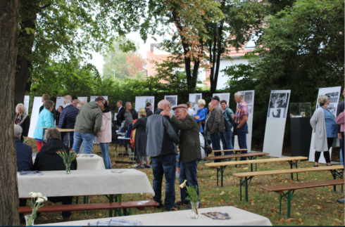 Die beiden teren Herren auf diesem Foto sind Urgesteine aus der Ronnenberger Kommunalpolitik, links der der ehemalige Stadtdirektor Bernhard Lippold und rechts Jgen Brandes (der auch wertvolle Dokumente zum Ben beigesteuert hat und treuer Sportkamerad des SV Ihme-Roloven) ehemaliger Ratsherr aus Ihme-Roloven  Frau Wiesen