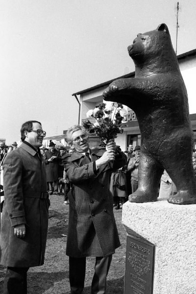 Blumen für den Bären: Oberbürgermeister Peter Schnell (links) und Ehrengäste bei der Enthüllung 1984. E.Arch - Foto © Wolf