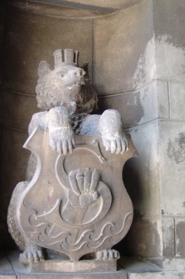 Bär mit Wappen von Bernhard Sehring Foto © Christa Junge, 2004