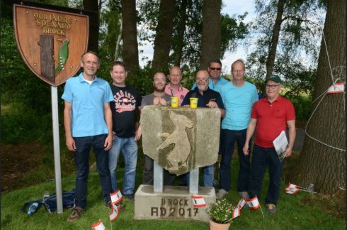 Die Aufstellung des Berliner Ben von Spexard unterstzten Michael Delker (von links), Oliver Zons, Marco Zons, Norbert Becker, Rolf Zons, Rainer Delker, Bernhard Becker und Michael Damm.