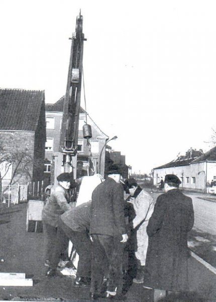 1961 Aufstellung des Berliner Meilensteines © Untere Denkmalbehörde Oelde