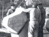 1961 Aufstellung des Berliner Meilensteines © Untere Denkmalbehörde Oelde