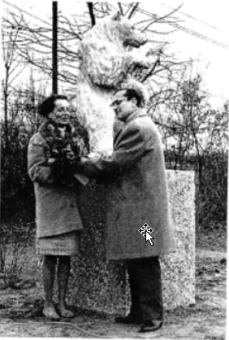 Enthüllung des von der Bildhauerin und Malerin Lily Voigt gestalteten Berliner Bären in Anwesenheit der Künstlerin und vieler Gäste am 10. April 1968 durch den Spandauer Bezirksbürgermeister Dr. Herbert Kleusberg.