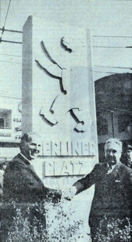 Quellenangabe Westdeutsche Zeitung  03.05.1971 - OB Gurland (links) und Bezirksbürgermeister Kettner (rechts) aus der Partnerstadt Berlin -Schöneberg auf dem Berliner Platz. Sie übergeben die Plastik des Berliner Bären der Öffentlichkeit.